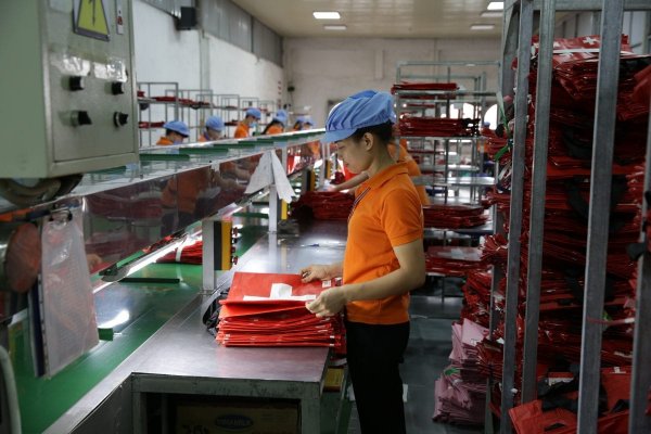 Túi siêu thị xuất khẩu Thuận Đức được kiểm tra chất lượng trước khi xuất kho