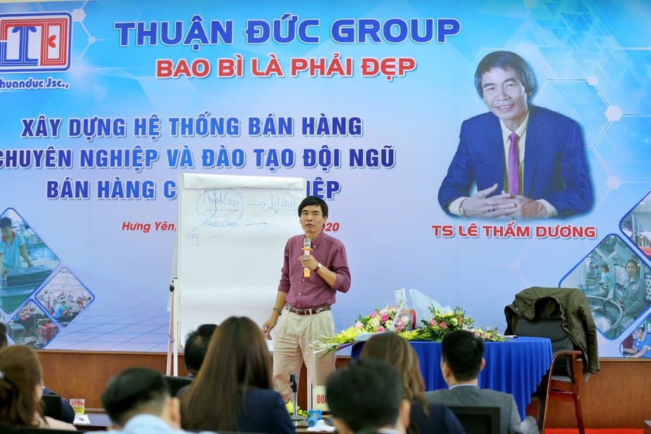 Dr. Le Tham Duong trains personnel at Thuan Duc Group 17