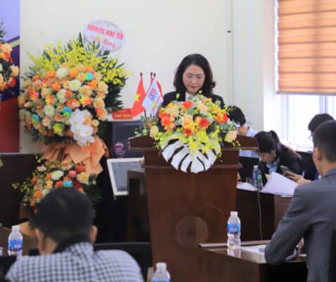 Bà Ngô Kim Dung đọc báo cáo sản xuất kinh doanh 2021 và định hướng năm 2022