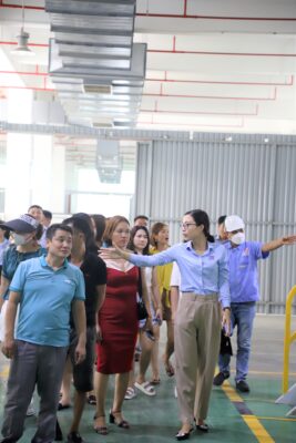 Quý đối tác và khách hàng đi tham quan nhà máy sản xuất Thuận Đức