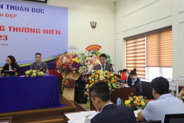 Ông Bùi Quang Sỹ đọc Báo cáo hoạt động sản xuất kinh doanh  2022 và định hướng 2023