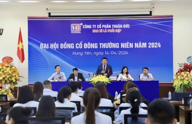Chủ tịch HĐQT Thuận Đức phát biểu và trả lời các câu hỏi của quý cổ đông, khách mời