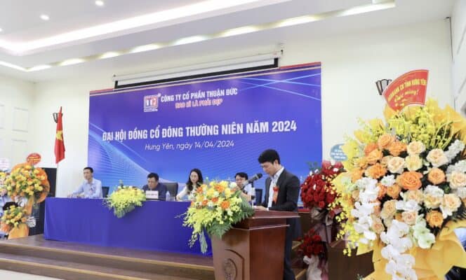 Tổng Giám Đốc Bùi Quang Sỹ đọc Báo cáo hoạt động sản xuất kinh doanh 2023 và định hướng 2024